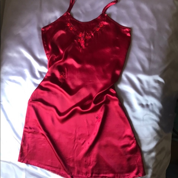 Dresses & Skirts - Beautiful silky dress with embroideries of flowers